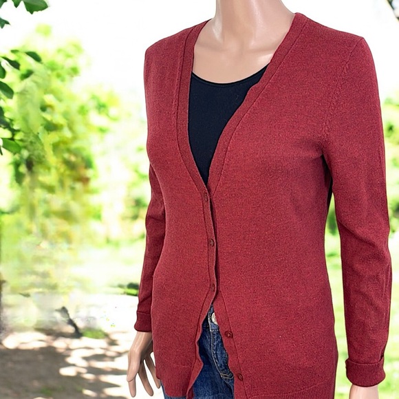 GAP Tierra Red Textured Boyfriend V-Neck Cardigan - Picture 7 of 16